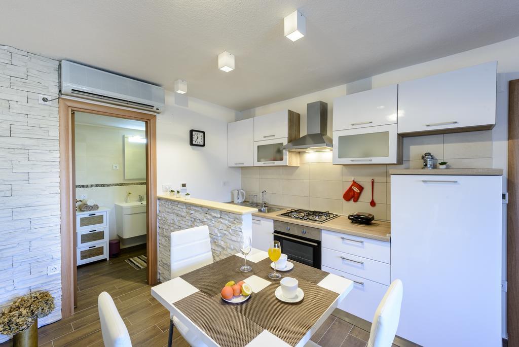 Apartment Mistral - Cosy Apartment With Sea View Molunat Eksteriør bilde